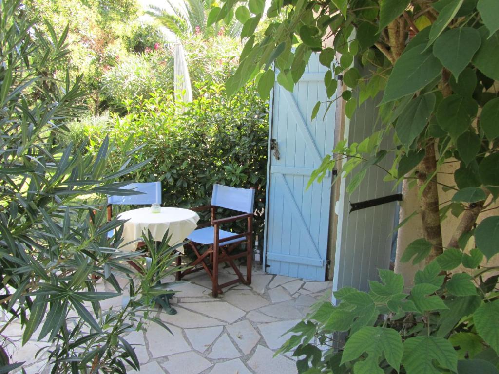 Le Mas Shabanou Bed & Breakfast Roquefort Les Pins Ruang foto