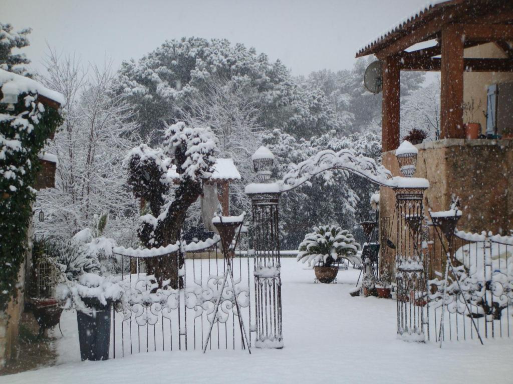 Le Mas Shabanou Bed & Breakfast Roquefort Les Pins Bagian luar foto