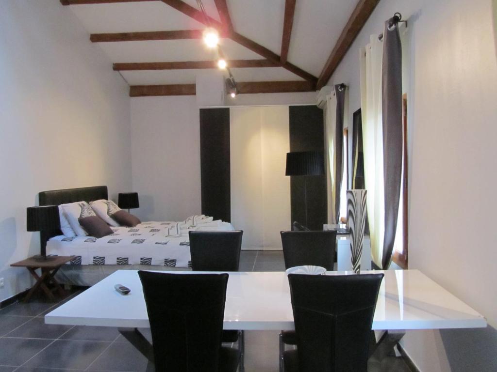 Le Mas Shabanou Bed & Breakfast Roquefort Les Pins Ruang foto