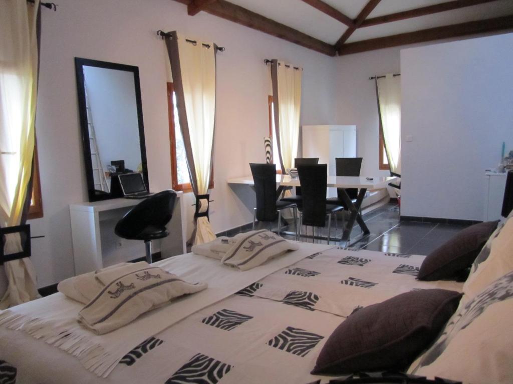 Le Mas Shabanou Bed & Breakfast Roquefort Les Pins Ruang foto