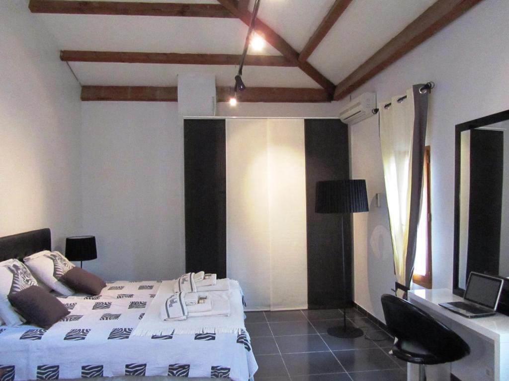 Le Mas Shabanou Bed & Breakfast Roquefort Les Pins Bagian luar foto